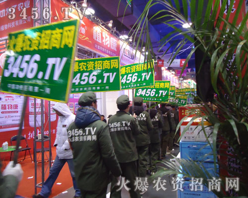 火爆宣傳隊伍前路人絡繹不絕