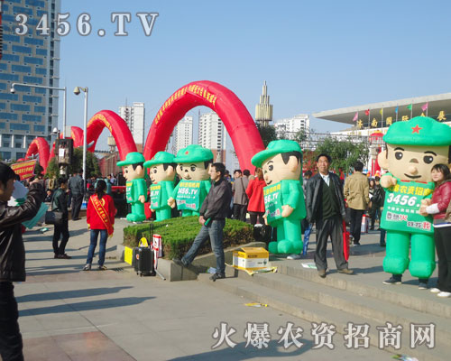 卡通氣模宣傳隊(duì)伍,以創(chuàng)新的形象贏得了大家的認(rèn)可