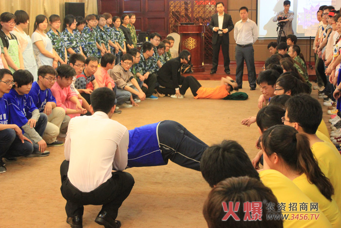 風采項目做俯臥撐