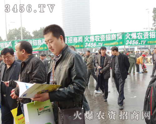 火爆網(wǎng)絡(luò)宣傳隊(duì)伍受到參展人員的青睞